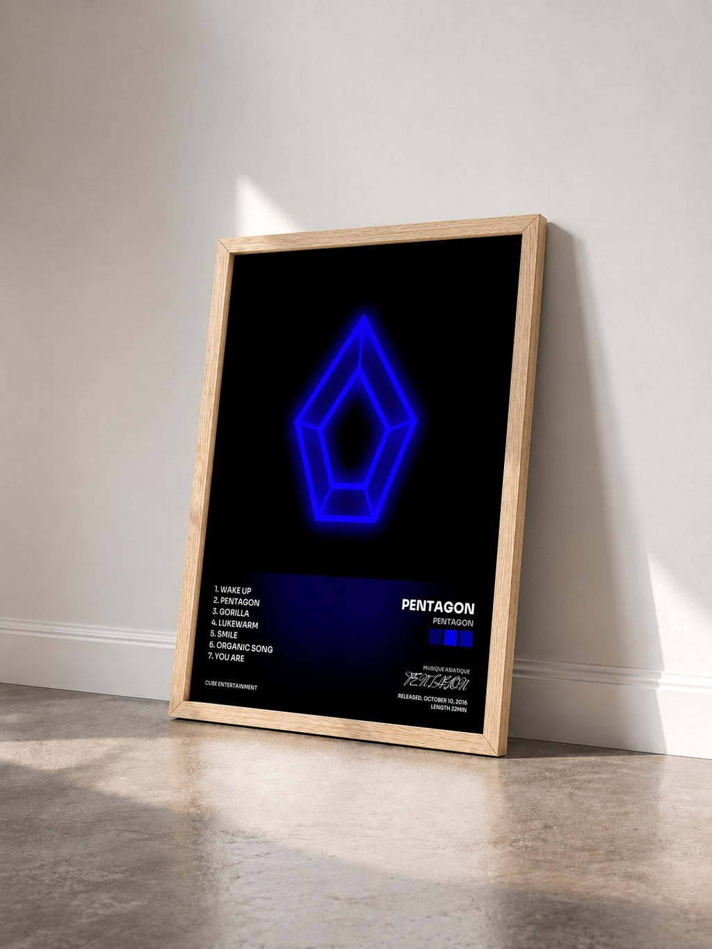 #bois Tableau de l'album PENTAGON de PENTAGON vu de trois quarts, cadre en bois brut