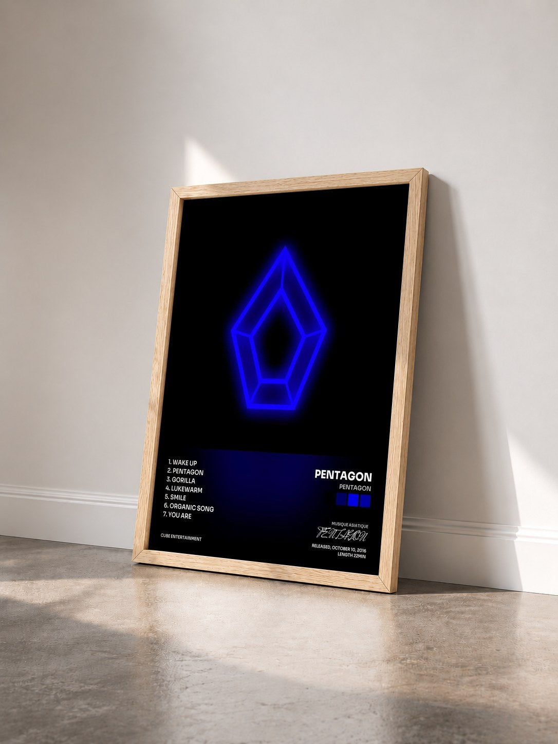 #bois Tableau de l'album PENTAGON de PENTAGON vu de trois quarts, cadre en bois brut