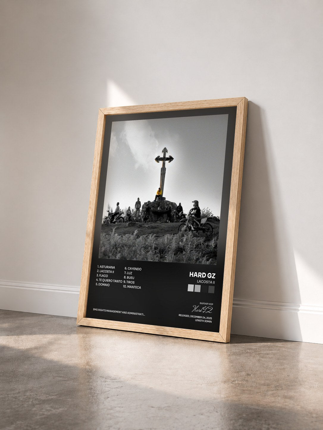 #bois Tableau de l'album LACOSTA II de Hard GZ vu de trois quarts, cadre en bois brut