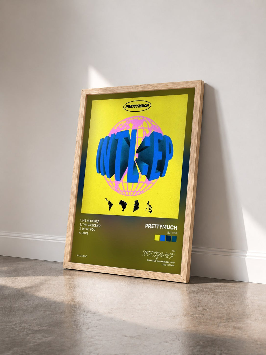 #bois Tableau de l'album INTL:EP de PRETTYMUCH vu de trois quarts, cadre en bois brut