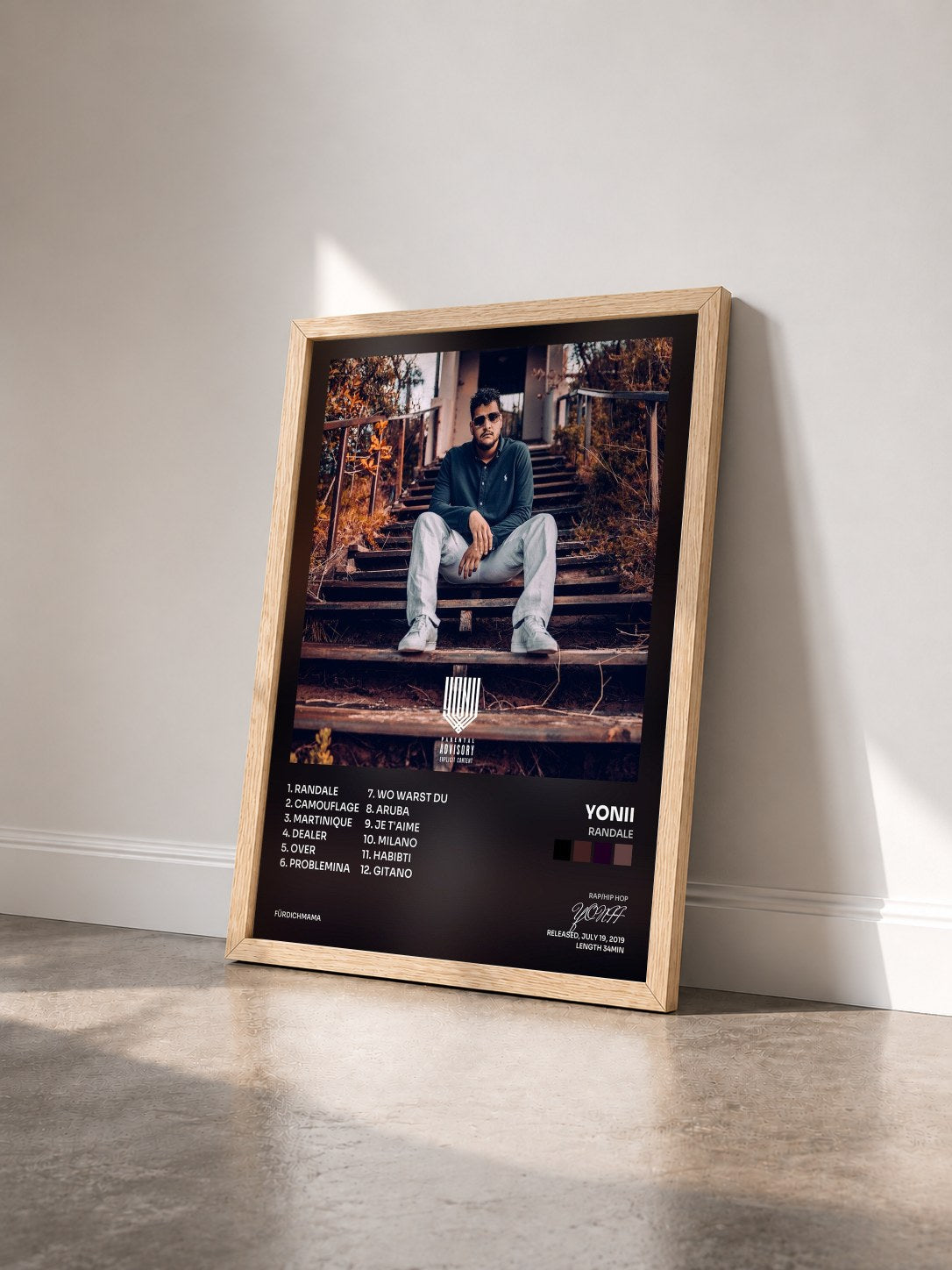 #bois Tableau de l'album Randale de YONII vu de trois quarts, cadre en bois brut
