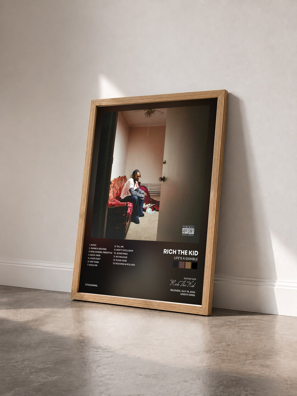 #bois Tableau de l'album Life's A Gamble de Rich The Kid vu de trois quarts, cadre en bois brut