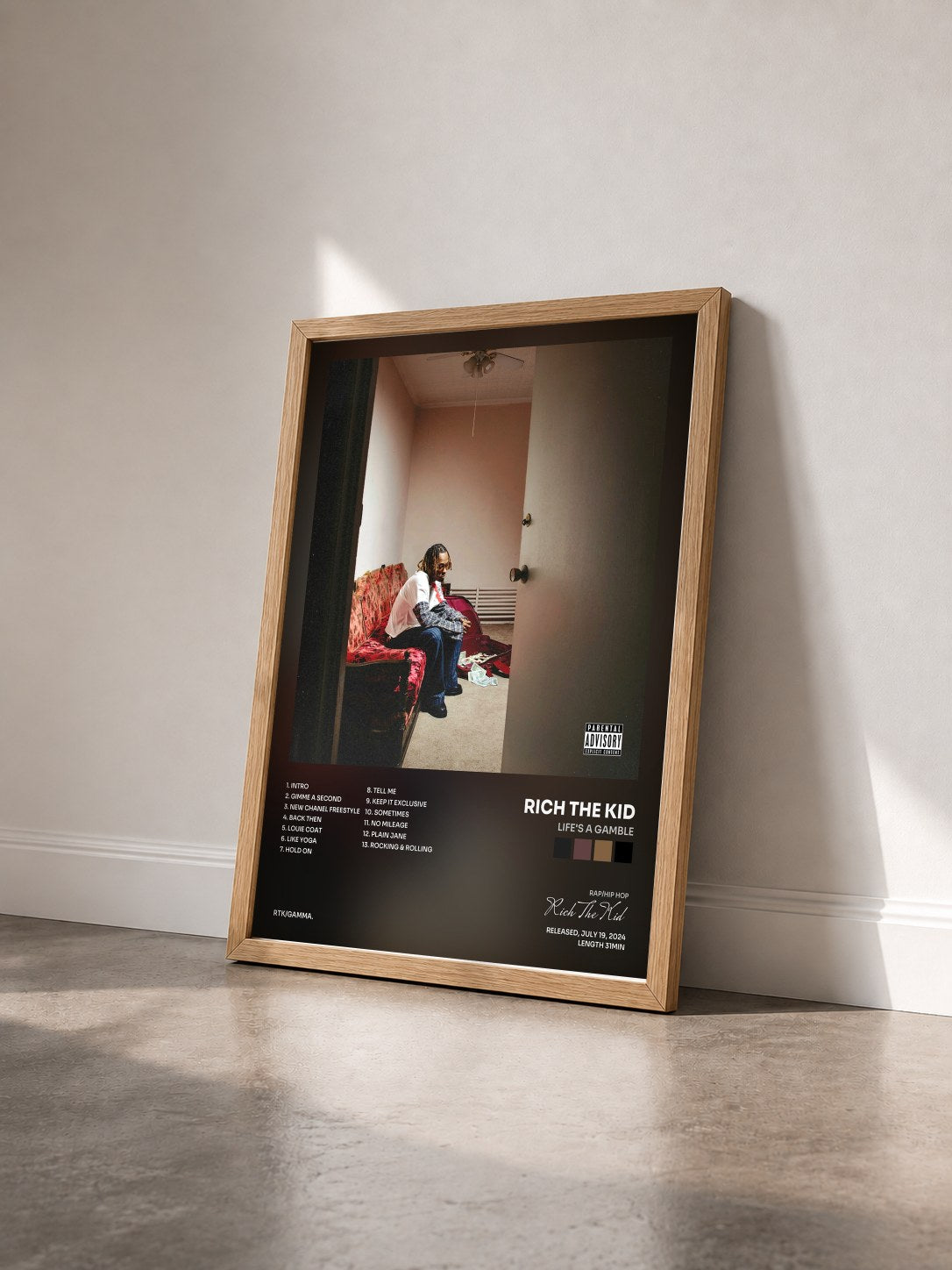 #bois Tableau de l'album Life's A Gamble de Rich The Kid vu de trois quarts, cadre en bois brut