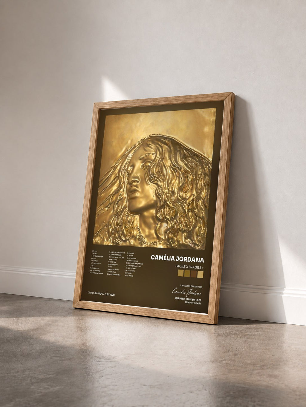 #bois Tableau de l'album facile x fragile + de Camélia Jordana vu de trois quarts, cadre en bois brut