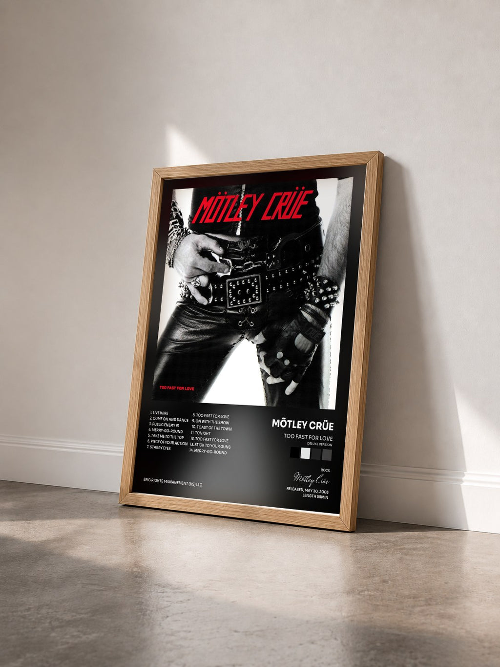 #bois Tableau de l'album Too Fast For Love (Deluxe Version) de Mötley Crüe vu de trois quarts, cadre en bois brut