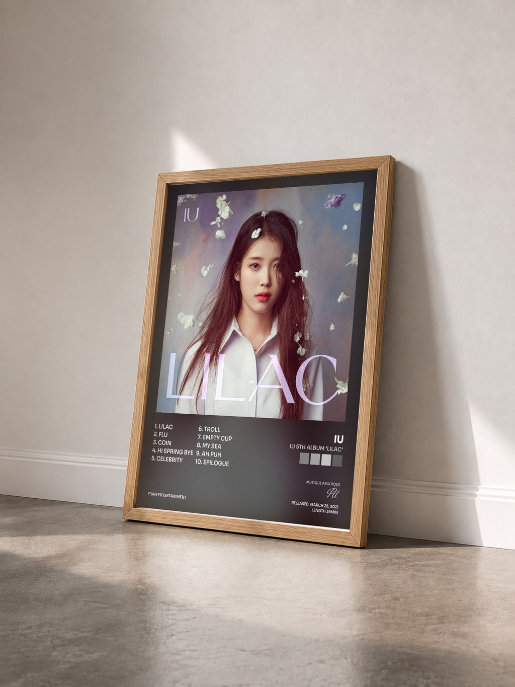 #bois Tableau de l'album IU 5th Album 'LILAC' de IU vu de trois quarts, cadre en bois brut