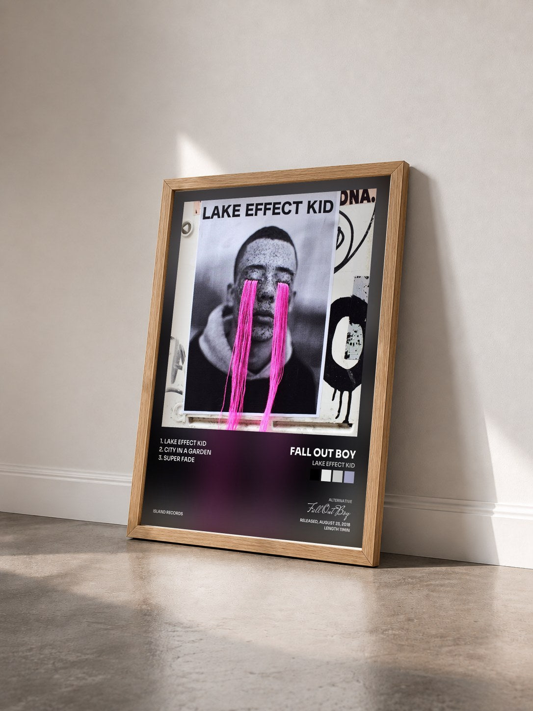 #bois Tableau de l'album Lake Effect Kid de Fall Out Boy vu de trois quarts, cadre en bois brut