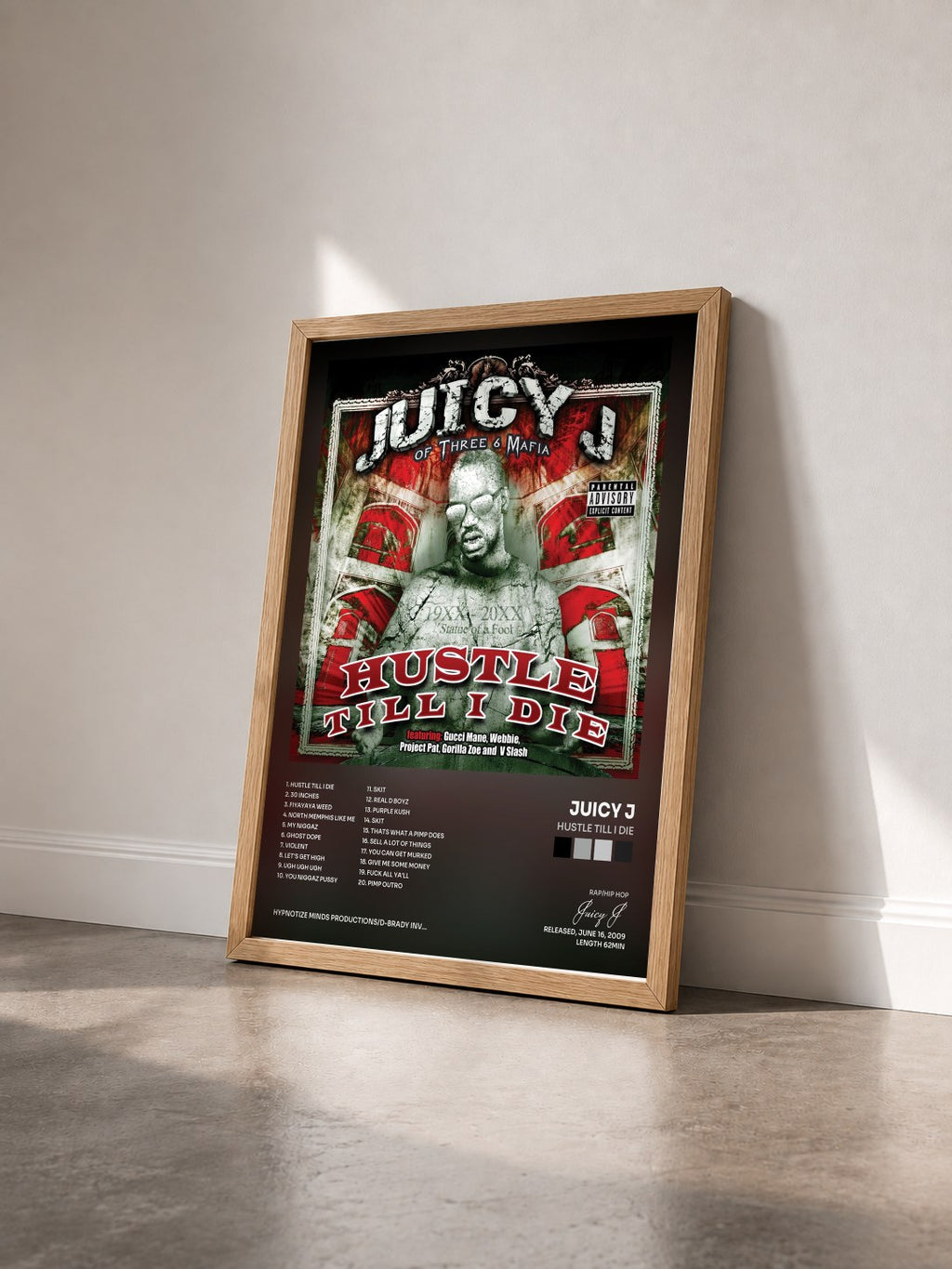#bois Tableau de l'album Hustle Till I Die de Juicy J vu de trois quarts, cadre en bois brut