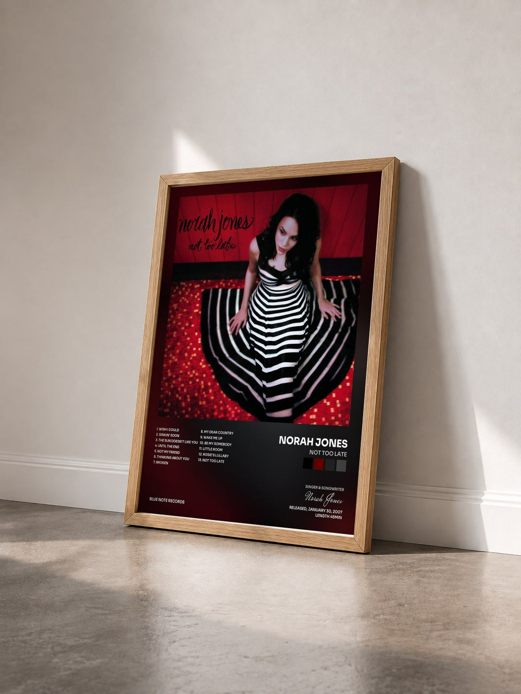 #bois Tableau de l'album Not Too Late de Norah Jones vu de trois quarts, cadre en bois brut