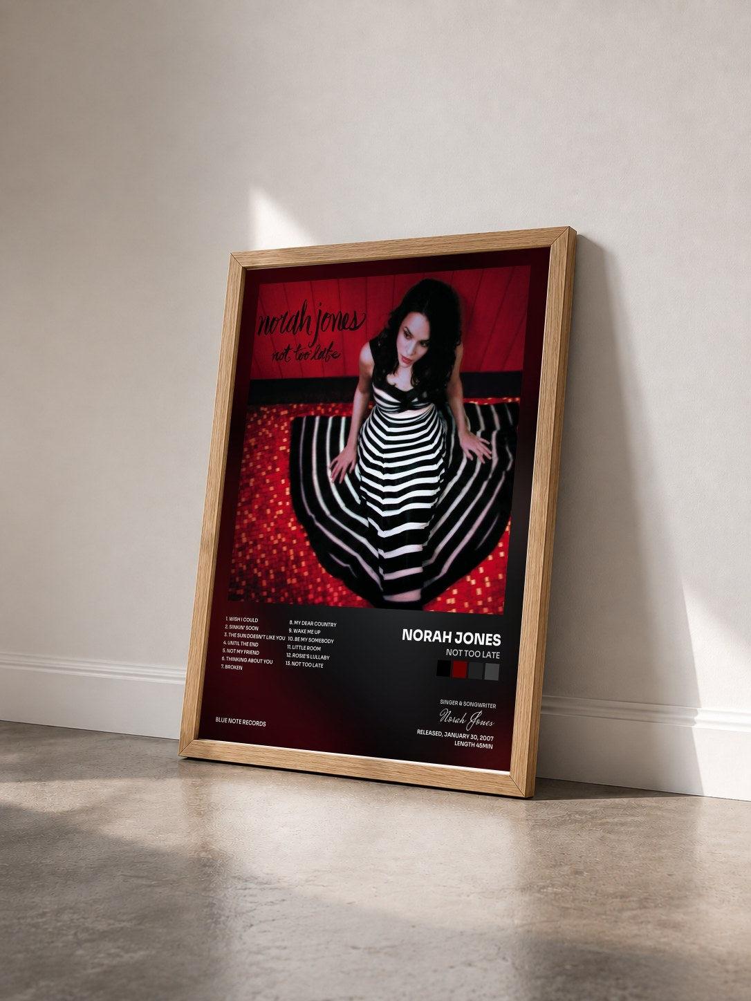 #bois Tableau de l'album Not Too Late de Norah Jones vu de trois quarts, cadre en bois brut