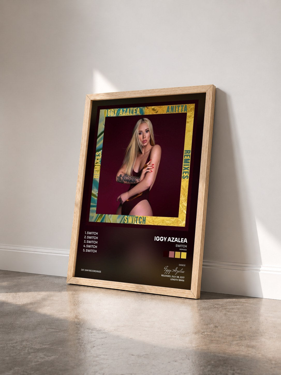 #bois Tableau de l'album Switch (Remixes) de Iggy Azalea vu de trois quarts, cadre en bois brut