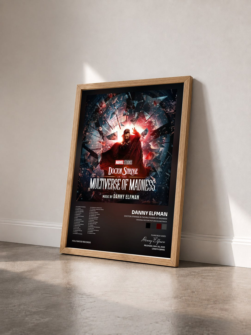 #bois Tableau de l'album Doctor Strange in the Multiverse of Madness (Original Motion Picture Soundtrack) de Danny Elfman vu de trois quarts, cadre en bois brut