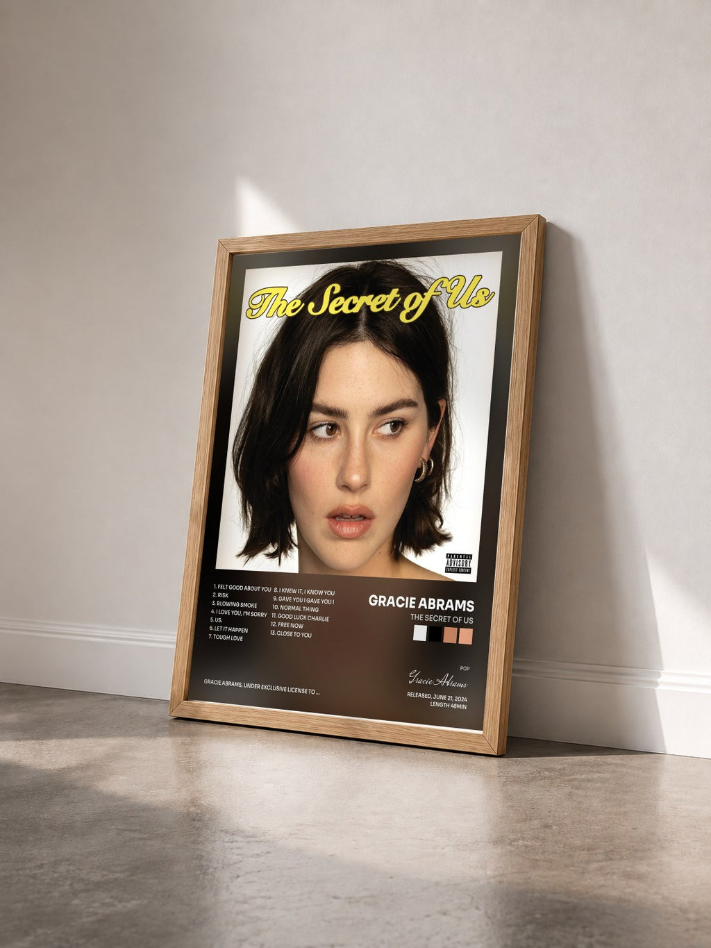 #bois Tableau de l'album The Secret of Us de Gracie Abrams vu de trois quarts, cadre en bois brut