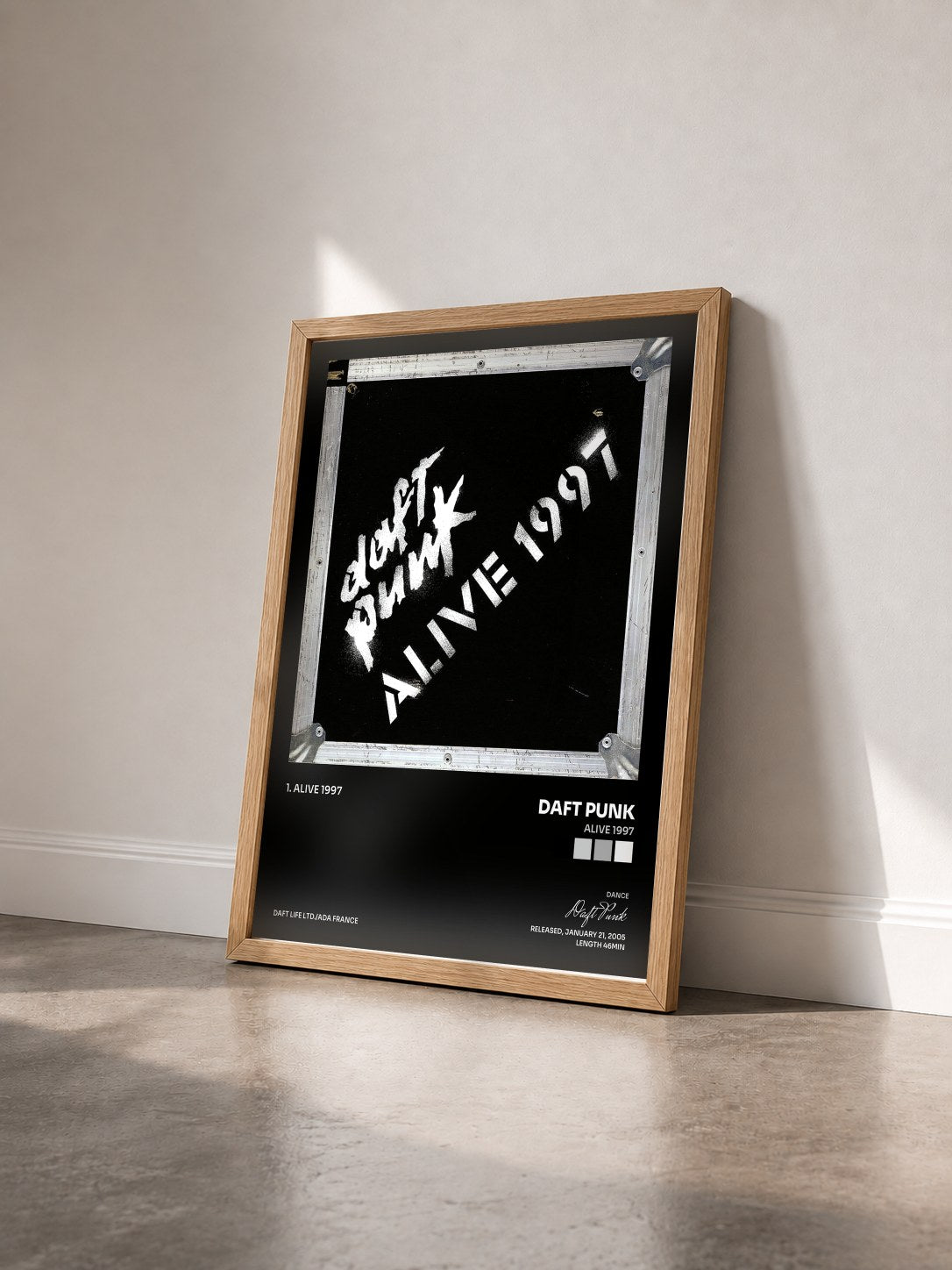 #bois Tableau de l'album Alive 1997 de Daft Punk vu de trois quarts, cadre en bois brut
