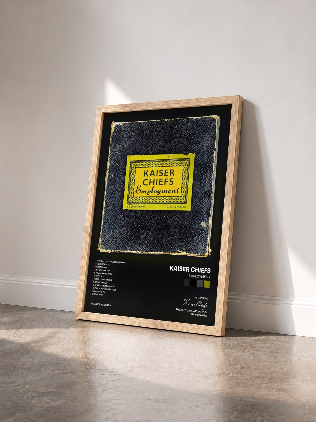 #bois Tableau de l'album Employment de Kaiser Chiefs vu de trois quarts, cadre en bois brut