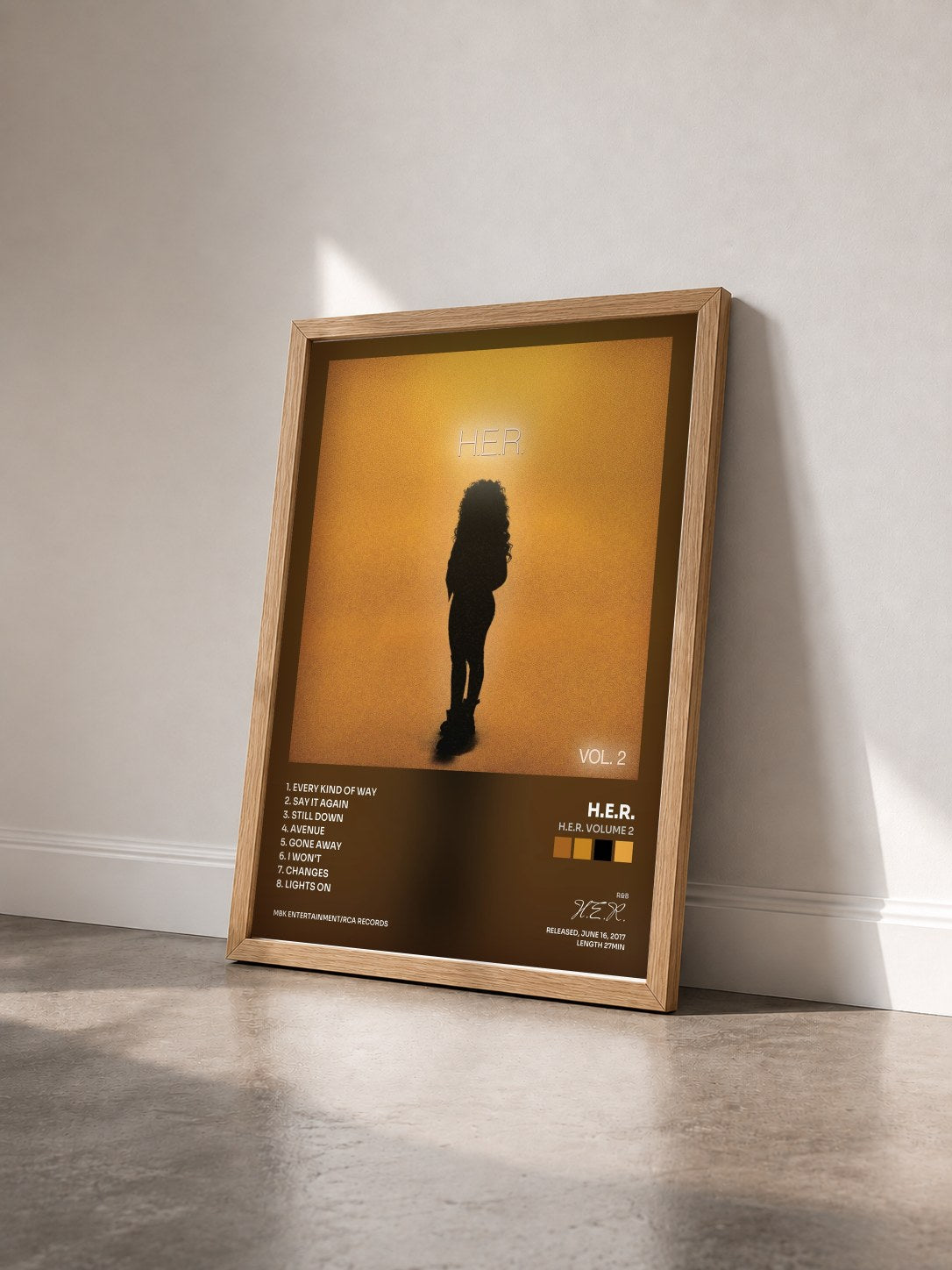 #bois Tableau de l'album H.E.R. Volume 2 de H.E.R. vu de trois quarts, cadre en bois brut