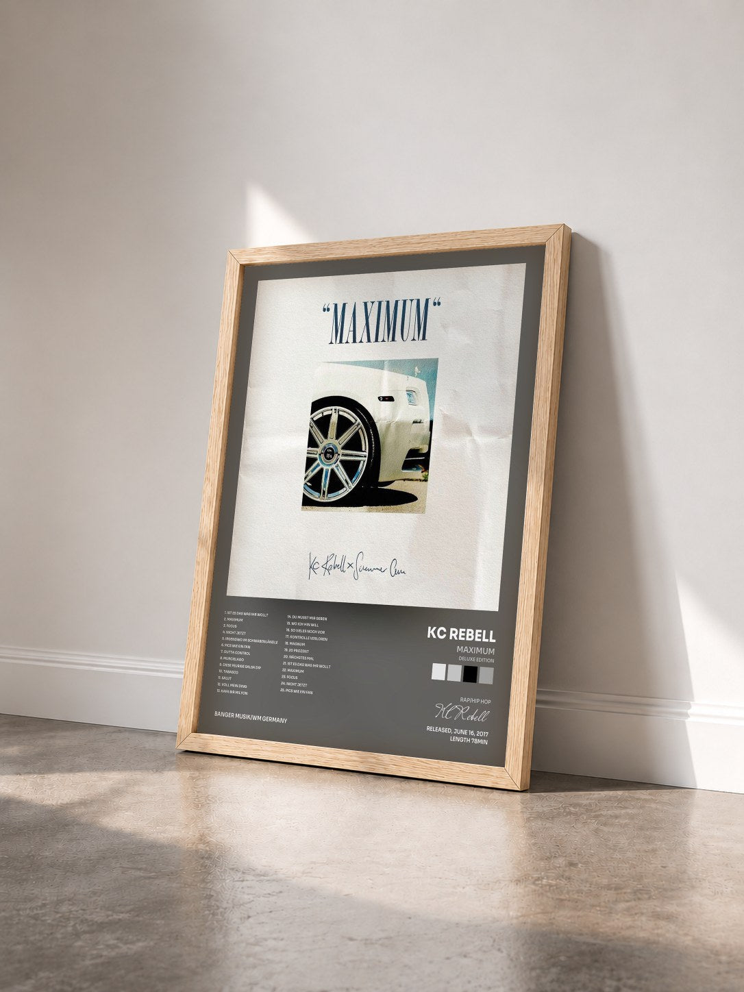 #bois Tableau de l'album Maximum (Deluxe Edition) de KC Rebell vu de trois quarts, cadre en bois brut