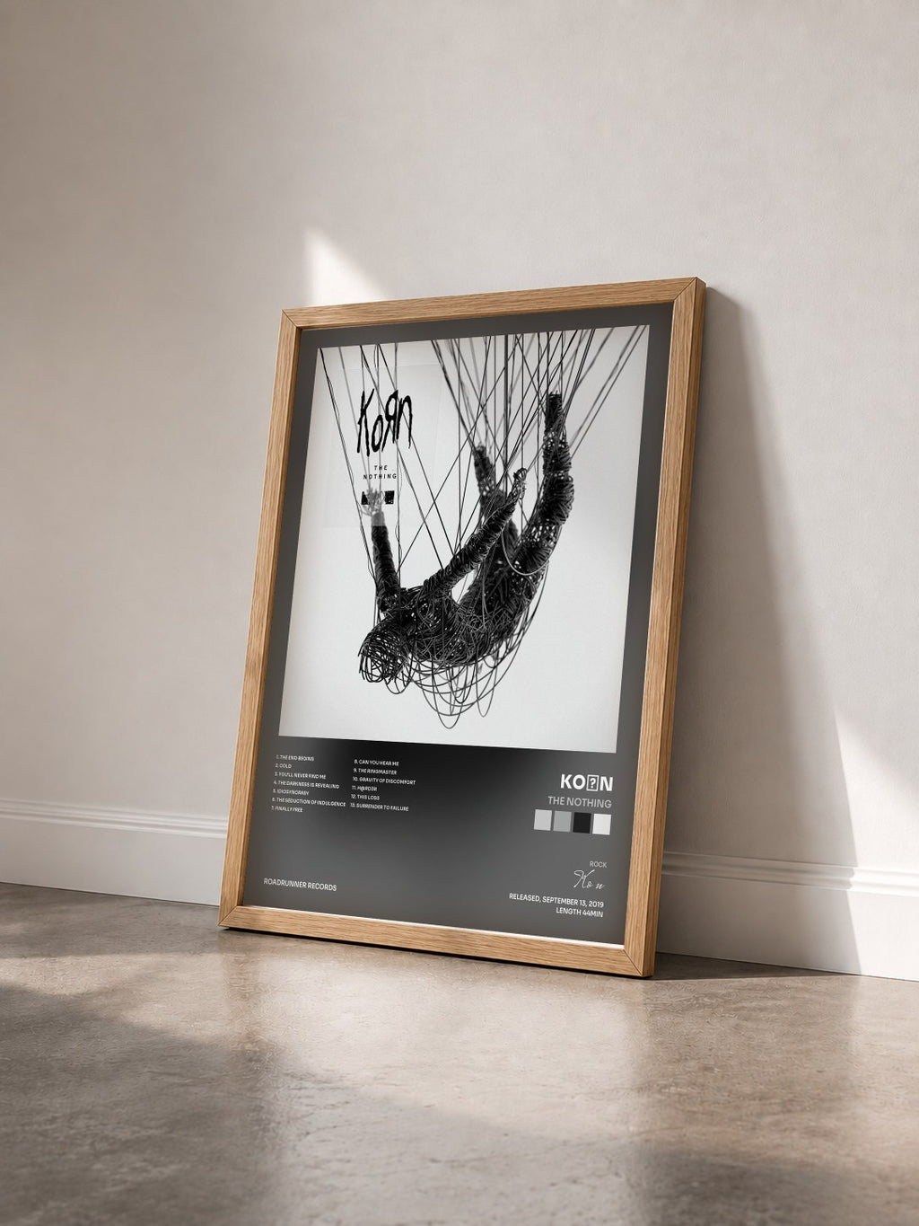 #bois Tableau de l'album The Nothing de KoЯn vu de trois quarts, cadre en bois brut
