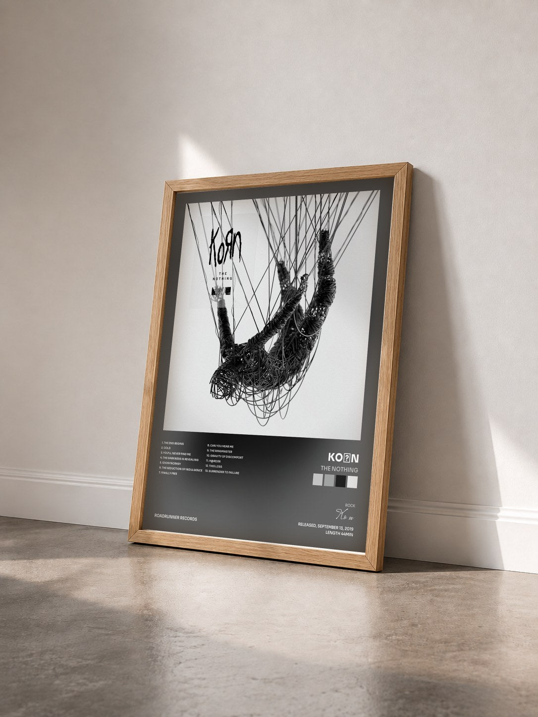 #bois Tableau de l'album The Nothing de KoЯn vu de trois quarts, cadre en bois brut