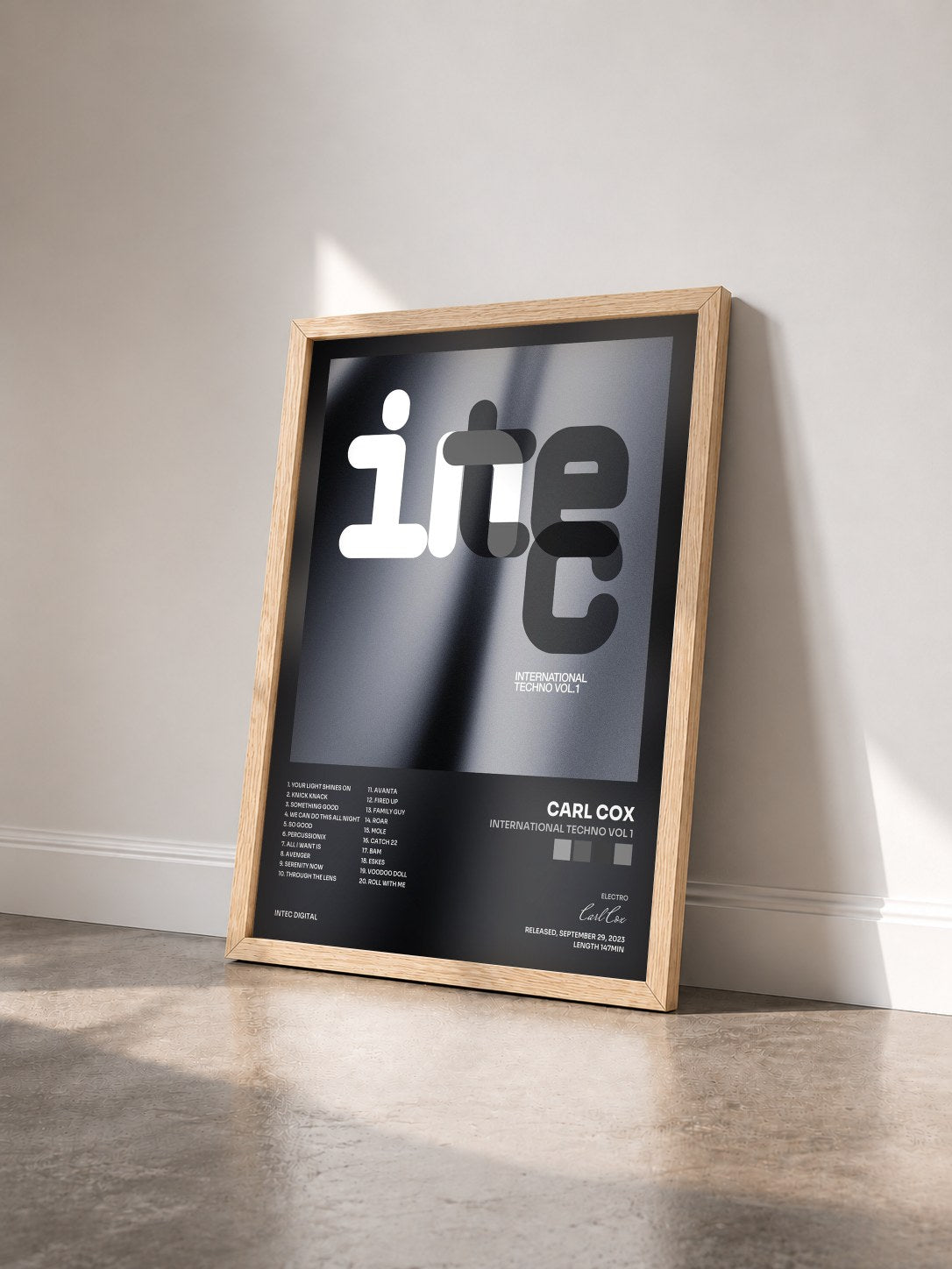 #bois Tableau de l'album International Techno Vol 1 de Carl Cox vu de trois quarts, cadre en bois brut