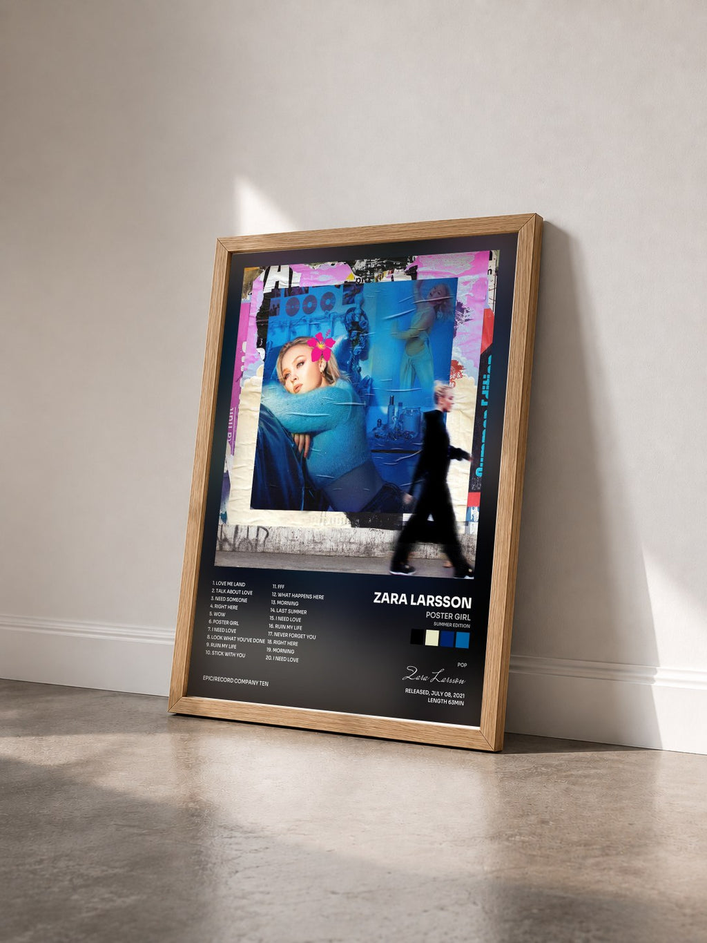 #bois Tableau de l'album Poster Girl (Summer Edition) de Zara Larsson vu de trois quarts, cadre en bois brut