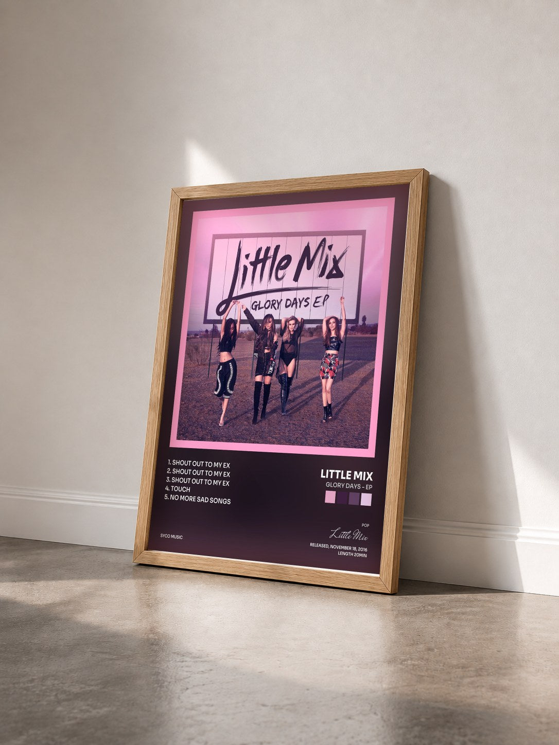 #bois Tableau de l'album Glory Days - EP de Little Mix vu de trois quarts, cadre en bois brut