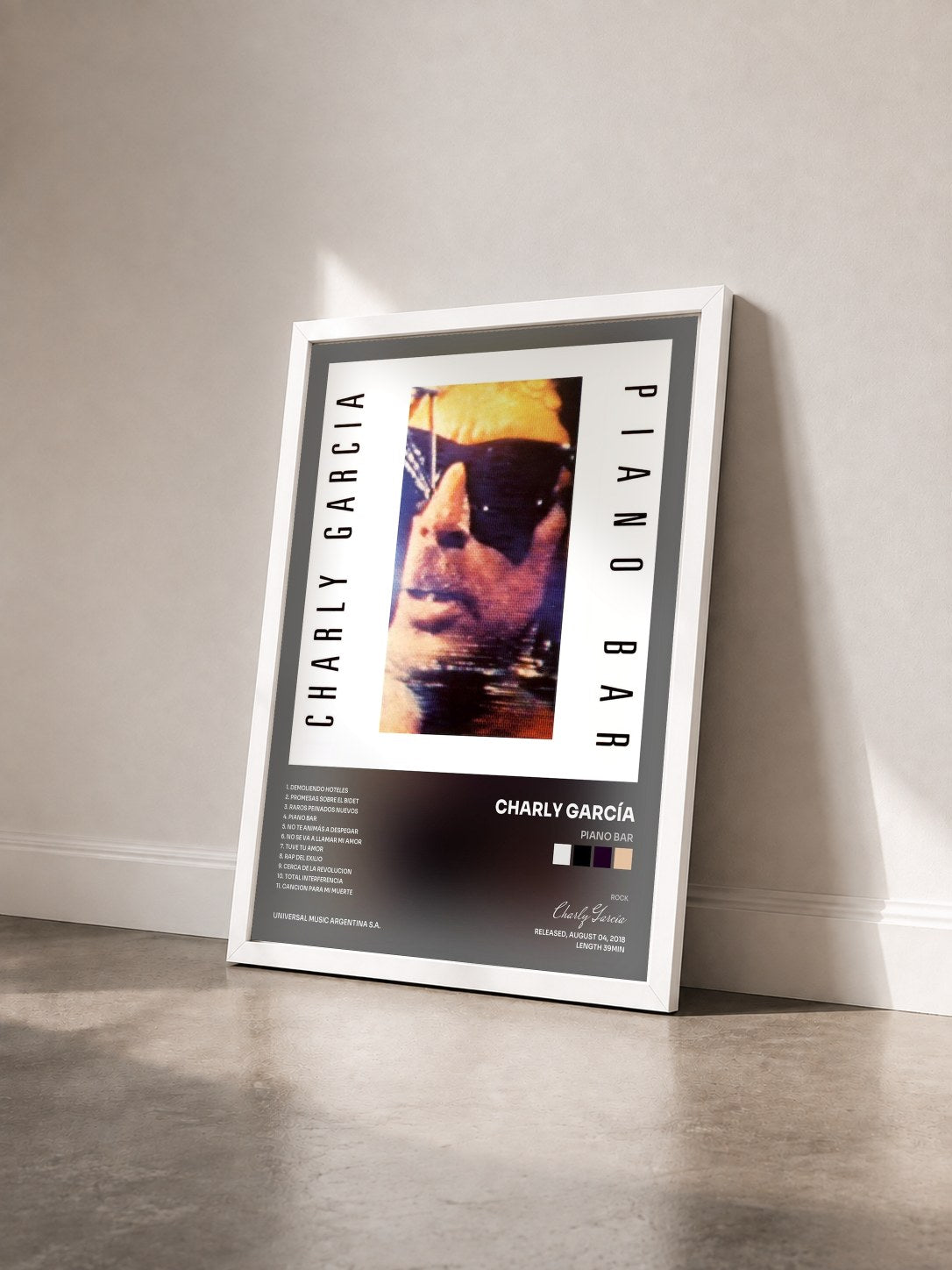 #blanc Tableau de l'album Piano Bar de Charly García vu de trois quarts, cadre blanc