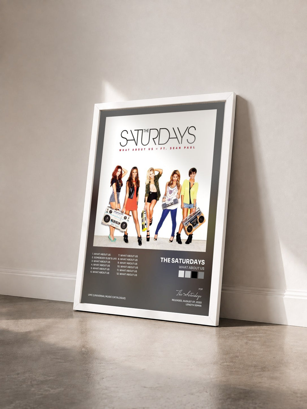 #blanc Tableau de l'album What About Us de The Saturdays vu de trois quarts, cadre blanc