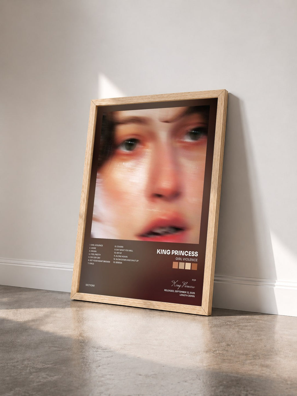 #bois Tableau de l'album Girl Violence de King Princess vu de trois quarts, cadre en bois brut