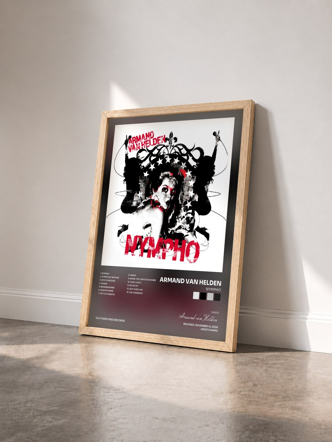 #bois Tableau de l'album Nympho de Armand van Helden vu de trois quarts, cadre en bois brut