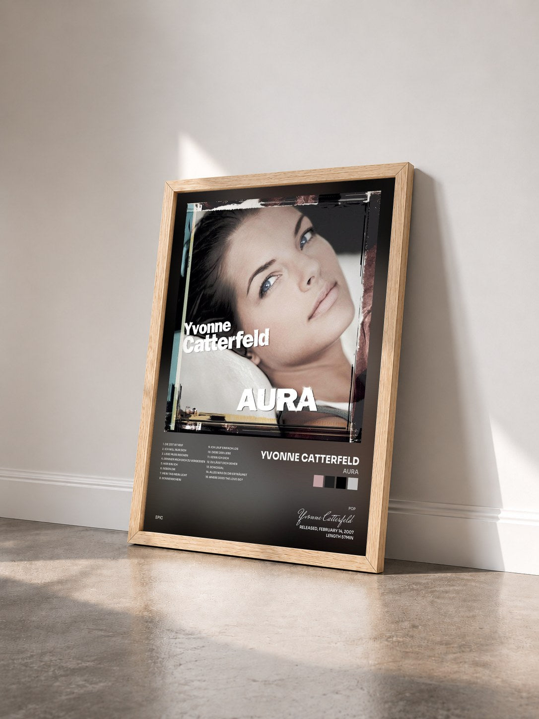 #bois Tableau de l'album Aura de Yvonne Catterfeld vu de trois quarts, cadre en bois brut