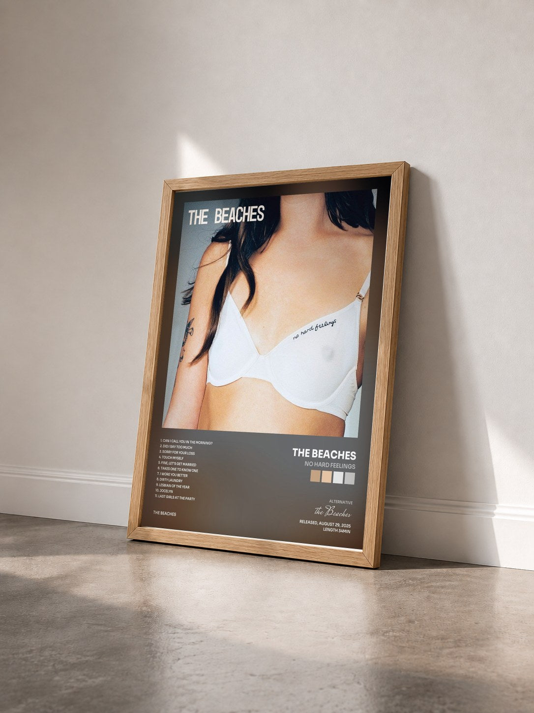 #bois Tableau de l'album No Hard Feelings de the Beaches vu de trois quarts, cadre en bois brut