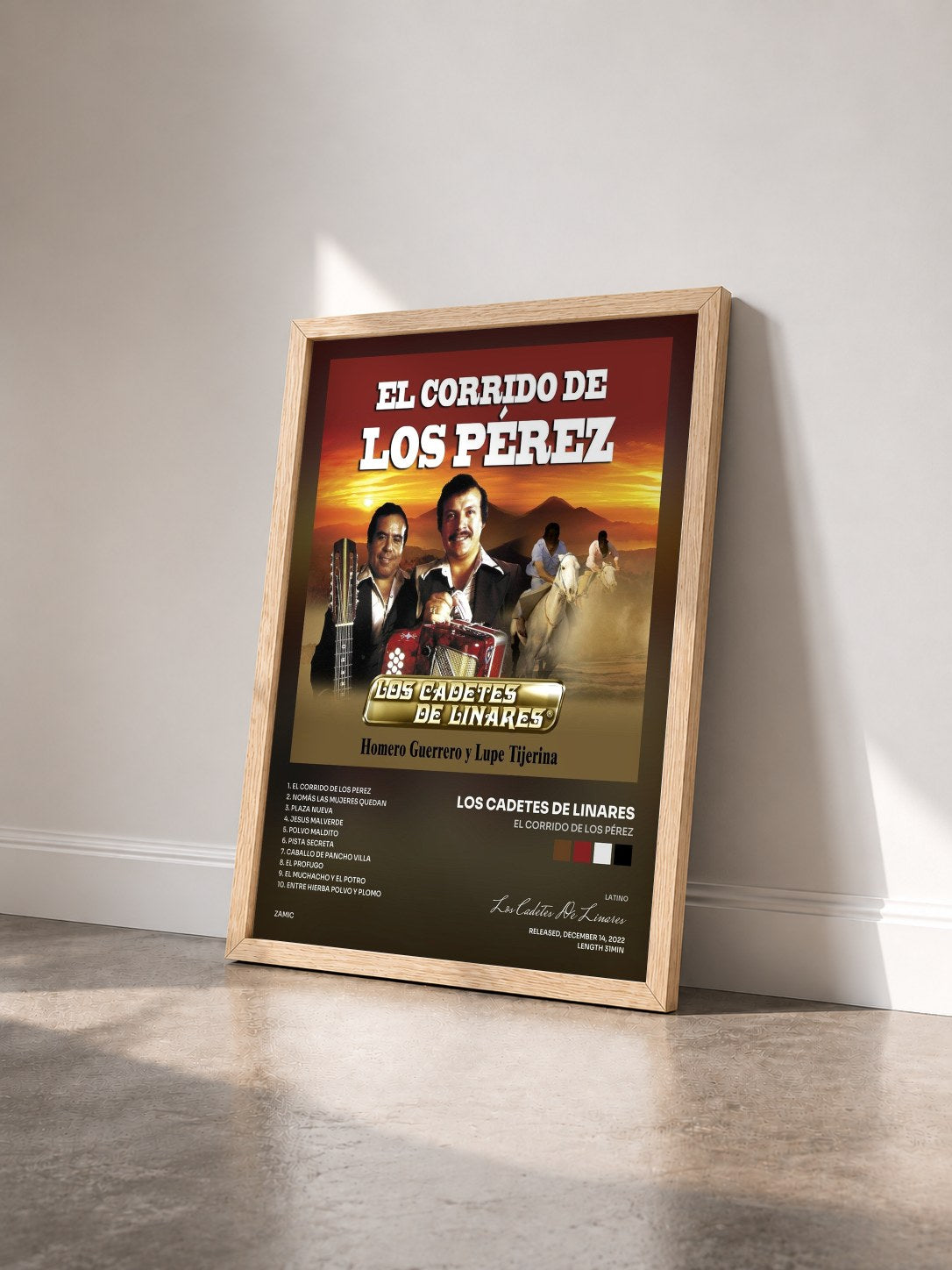 #bois Tableau de l'album El Corrido De Los Pérez de Los Cadetes De Linares vu de trois quarts, cadre en bois brut