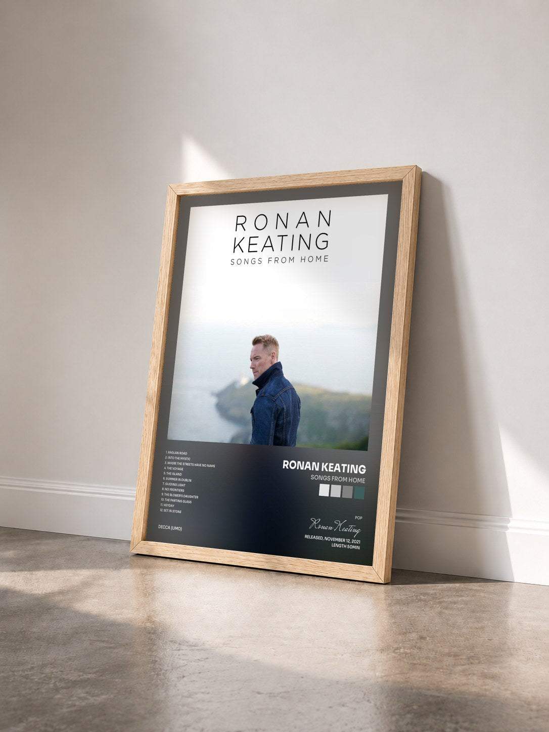 #bois Tableau de l'album Songs From Home de Ronan Keating vu de trois quarts, cadre en bois brut
