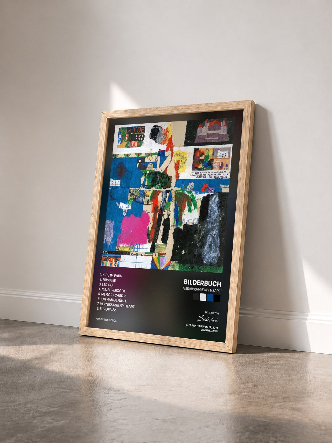 #bois Tableau de l'album Vernissage My Heart de Bilderbuch vu de trois quarts, cadre en bois brut