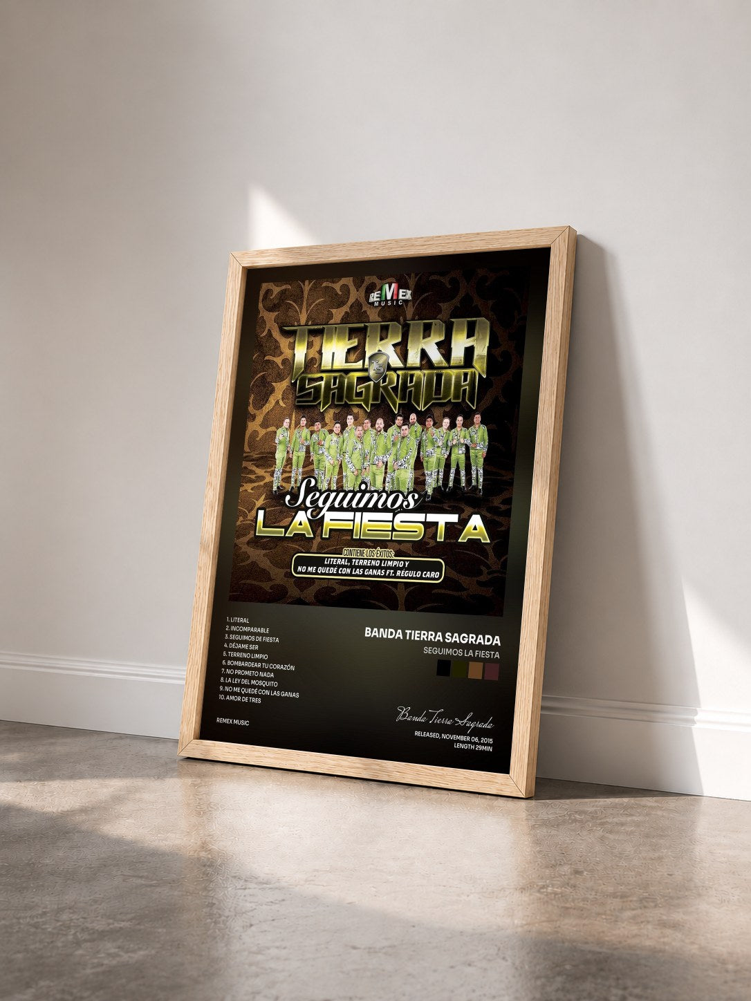 #bois Tableau de l'album Seguimos la Fiesta de Banda Tierra Sagrada vu de trois quarts, cadre en bois brut