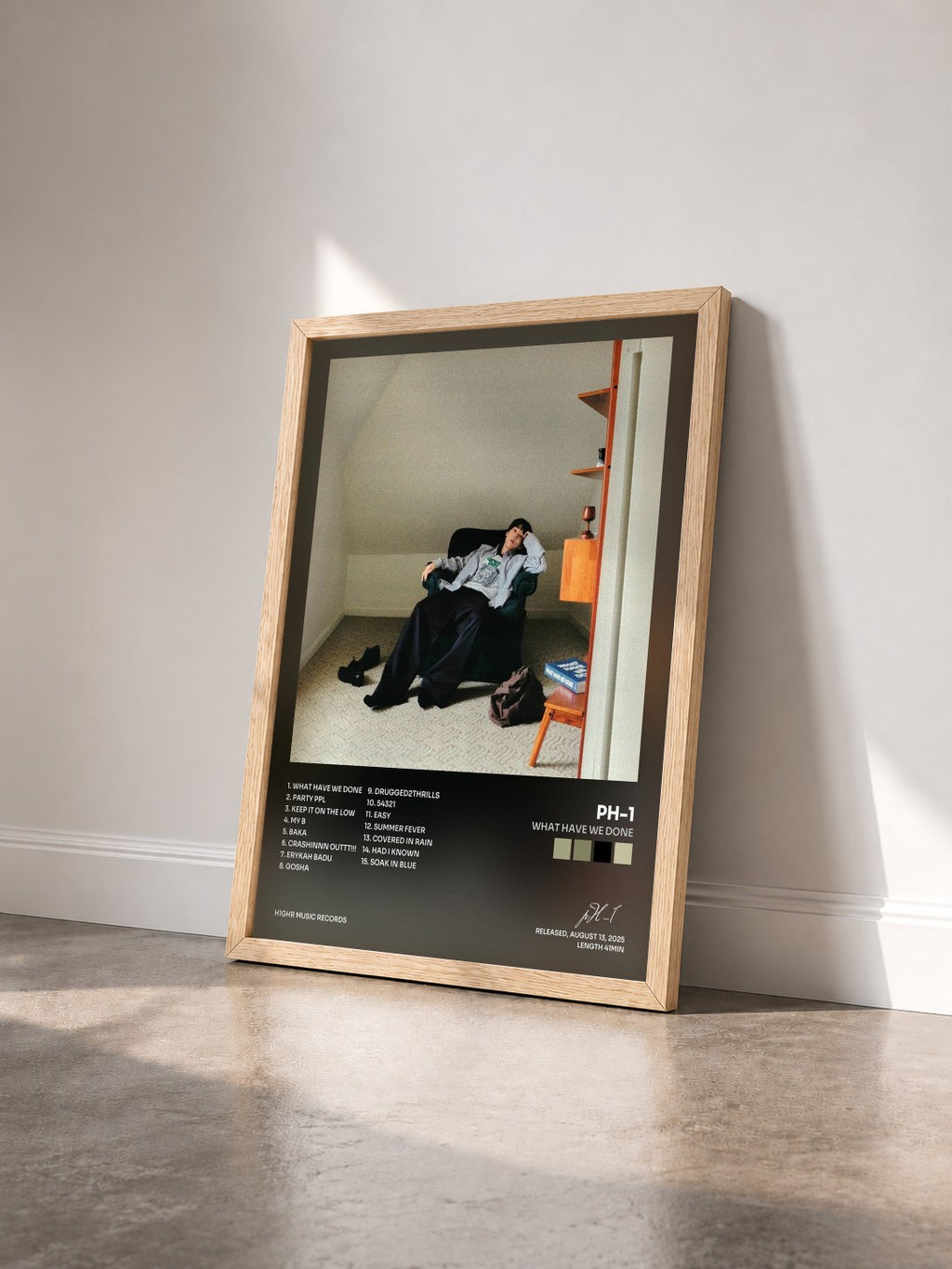 #bois Tableau de l'album WHAT HAVE WE DONE de pH-1 vu de trois quarts, cadre en bois brut