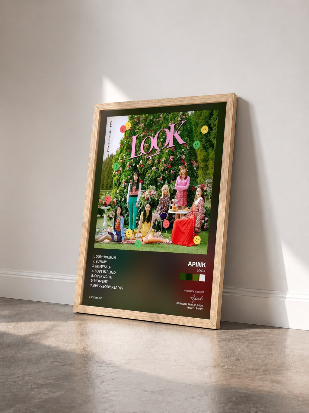 #bois Tableau de l'album LOOK de Apink vu de trois quarts, cadre en bois brut