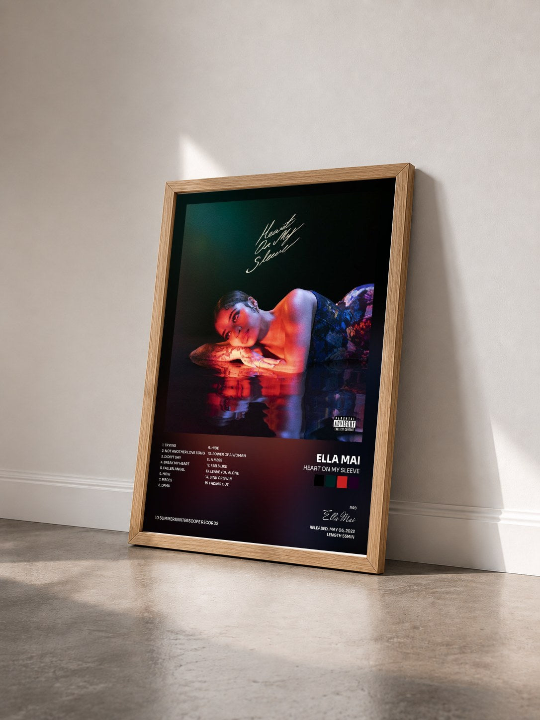 #bois Tableau de l'album Heart On My Sleeve de Ella Mai vu de trois quarts, cadre en bois brut