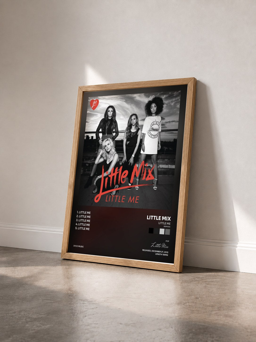 #bois Tableau de l'album Little Me (Remixes) de Little Mix vu de trois quarts, cadre en bois brut