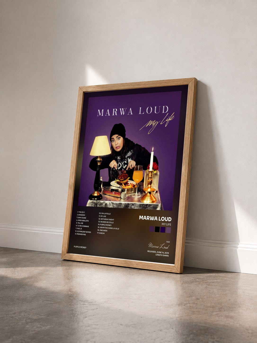 #bois Tableau de l'album My Life de Marwa Loud vu de trois quarts, cadre en bois brut