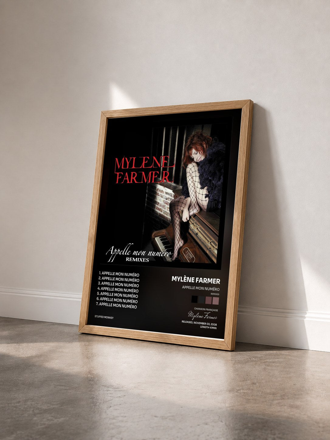 #bois Tableau de l'album Appelle mon numéro (Remixes) de Mylène Farmer vu de trois quarts, cadre en bois brut