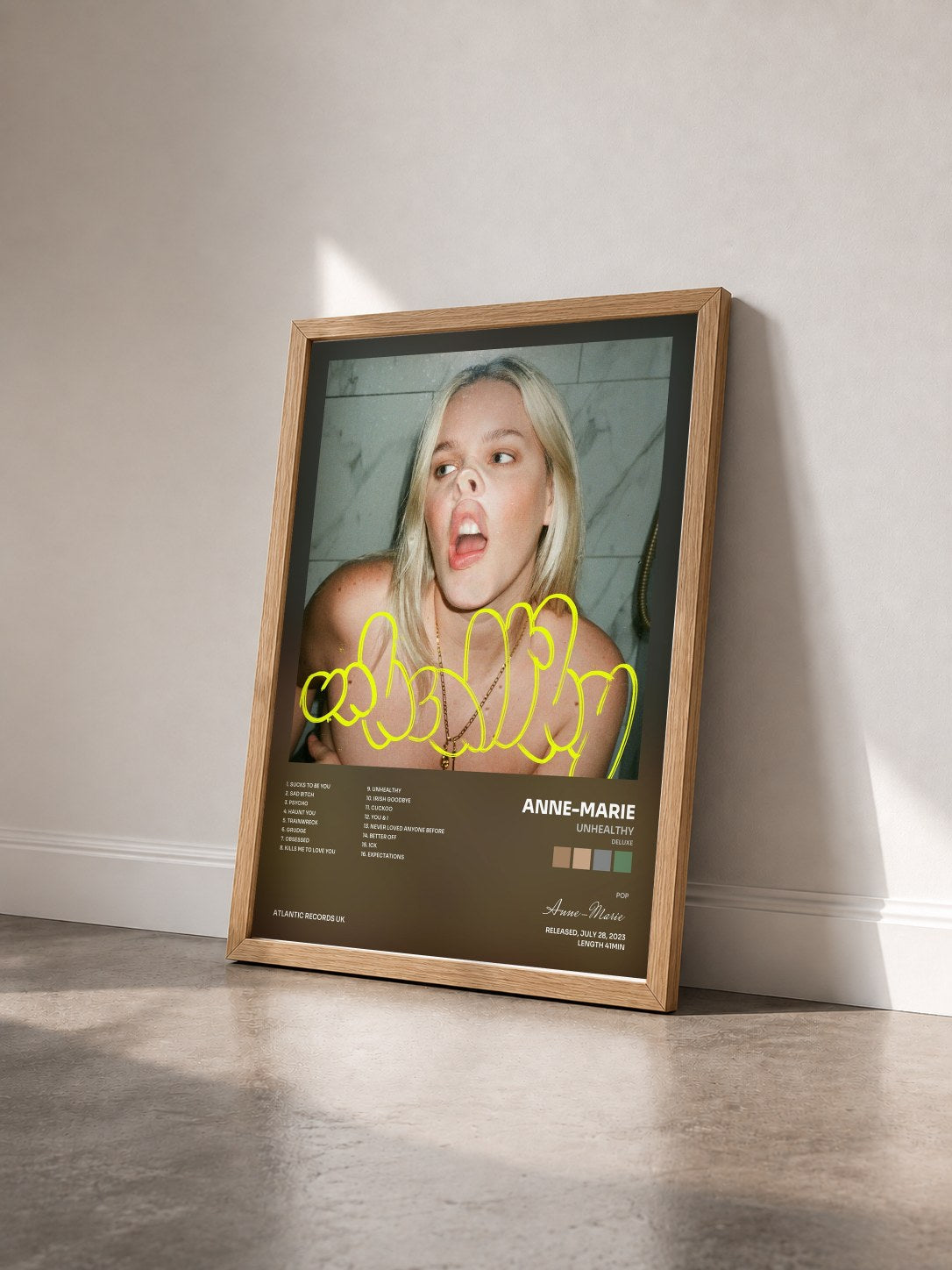 #bois Tableau de l'album UNHEALTHY (Deluxe) de Anne-Marie vu de trois quarts, cadre en bois brut