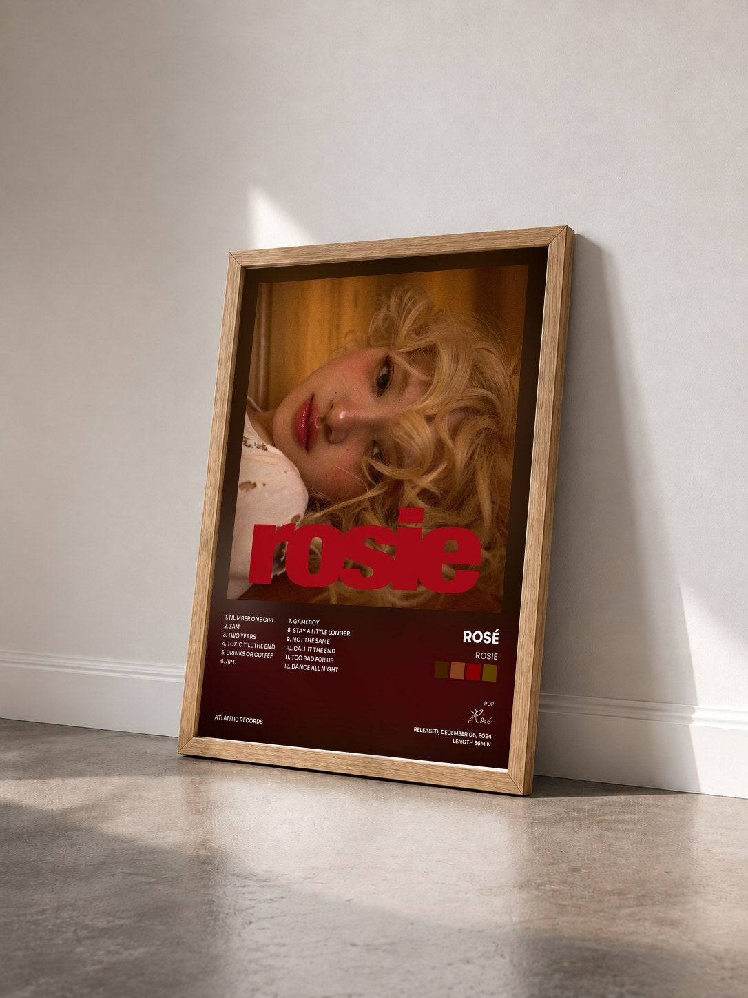 #bois Tableau de l'album rosie de Rosé vu de trois quarts, cadre en bois brut