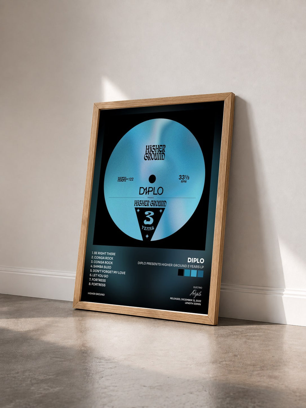 #bois Tableau de l'album Diplo Presents Higher Ground 3 Years LP de Diplo vu de trois quarts, cadre en bois brut
