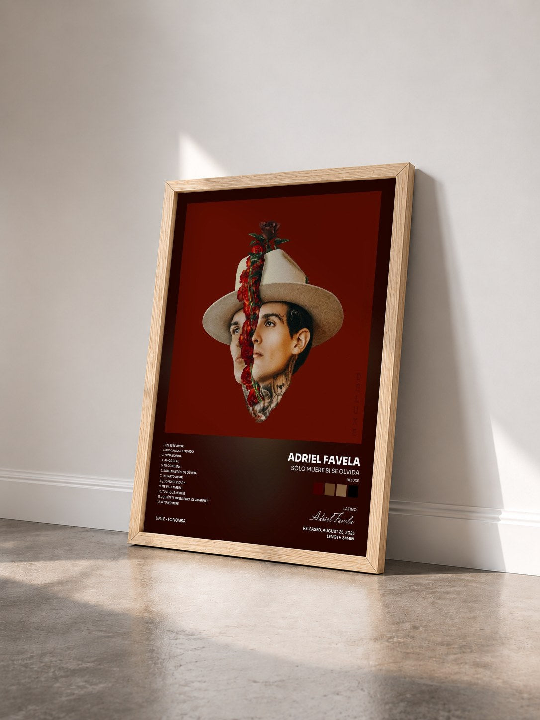 #bois Tableau de l'album Sólo Muere Si Se Olvida (Deluxe) de Adriel Favela vu de trois quarts, cadre en bois brut