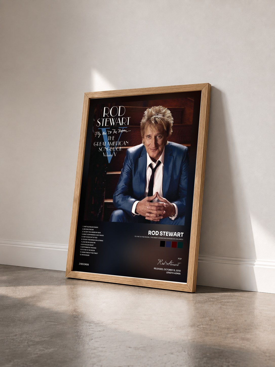 #bois Tableau de l'album Fly Me To The Moon...The Great American Songbook Volume V de Rod Stewart vu de trois quarts, cadre en bois brut