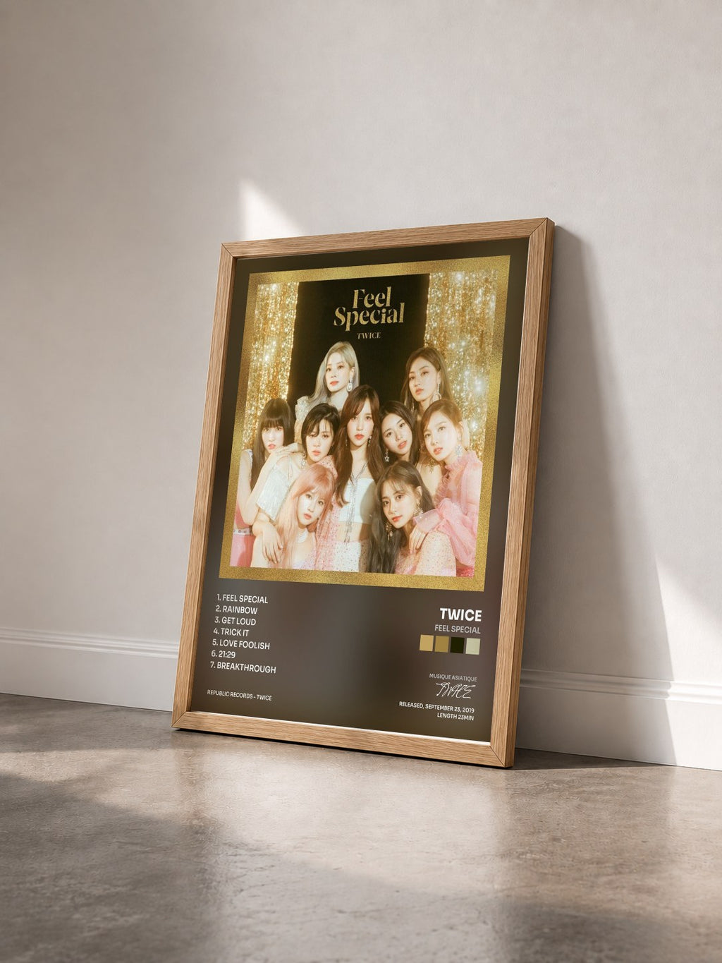 #bois Tableau de l'album Feel Special de TWICE vu de trois quarts, cadre en bois brut
