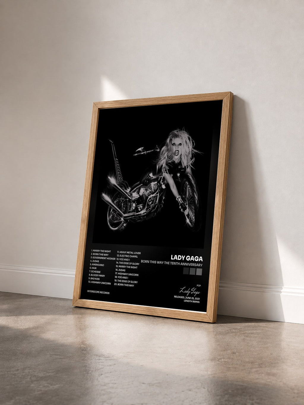 #bois Tableau de l'album BORN THIS WAY THE TENTH ANNIVERSARY de Lady Gaga vu de trois quarts, cadre en bois brut