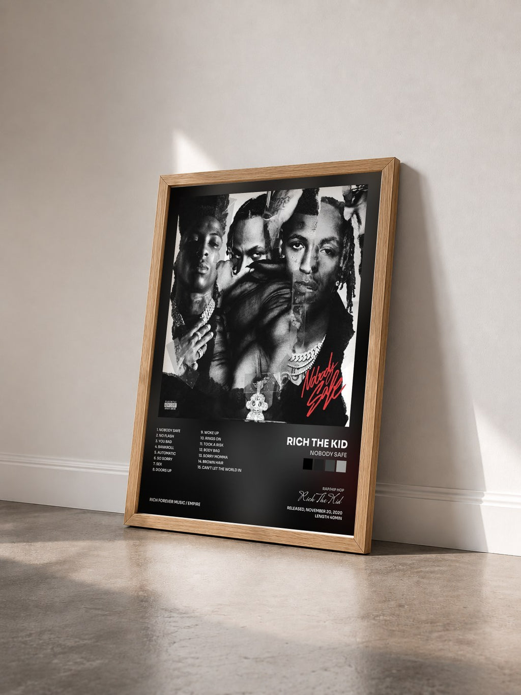 #bois Tableau de l'album Nobody Safe de Rich The Kid vu de trois quarts, cadre en bois brut